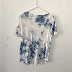 AE Women’s V-Neck Shirt